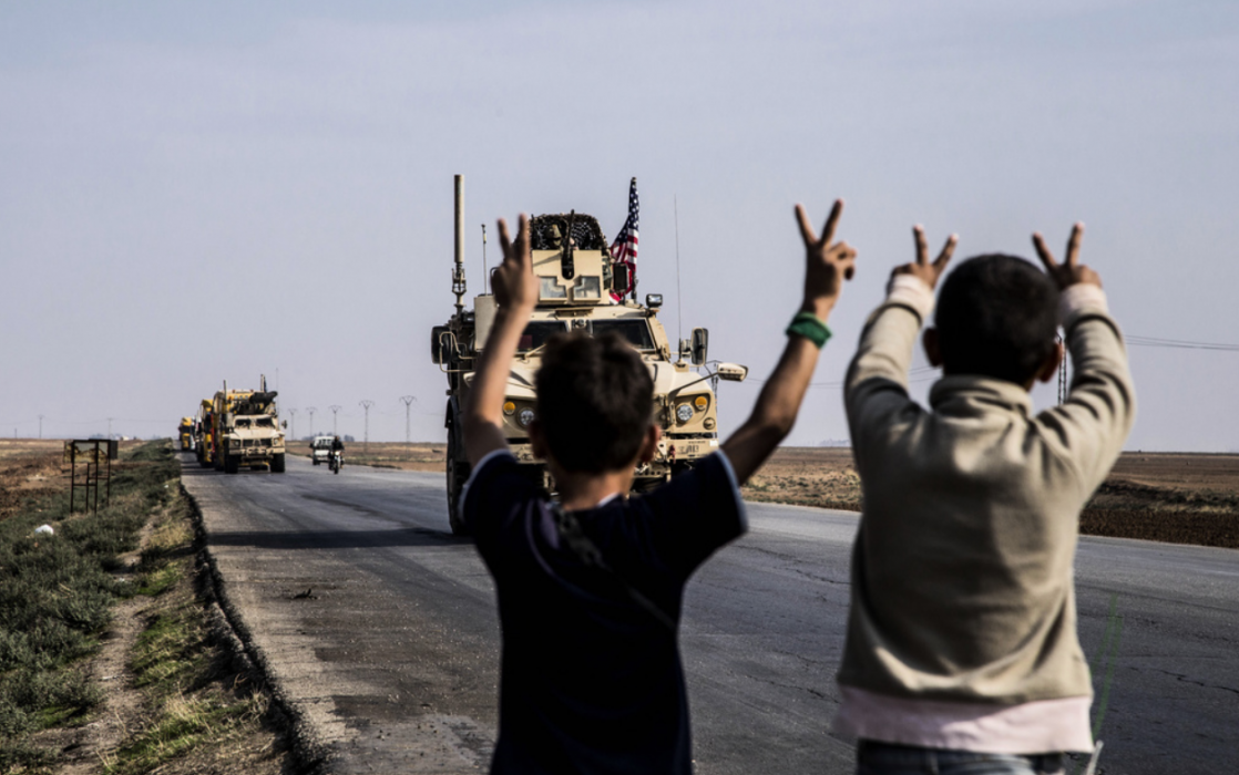 Amerikanska stridsfordon, som befunnit sig i Irak sedan ett par veckor, rullar in i Qamishli på väg mot oljefälten i Dayr al-Zor den 26 oktober.
