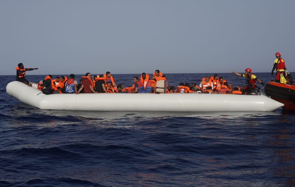 Icke-statliga livräddningsorganisationer vägrar konsekvent att överlämna flyktingar och migranter till den libyska kustbevakningen.