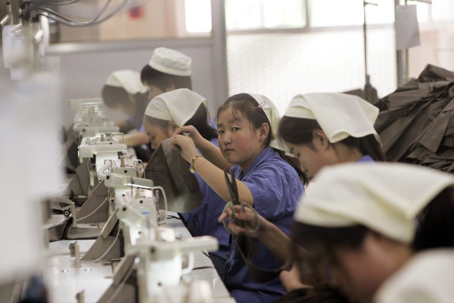 På klädfabriken Beijing Garment, norr om Peking tillverkas kläder åt Hennes och Mauritz.