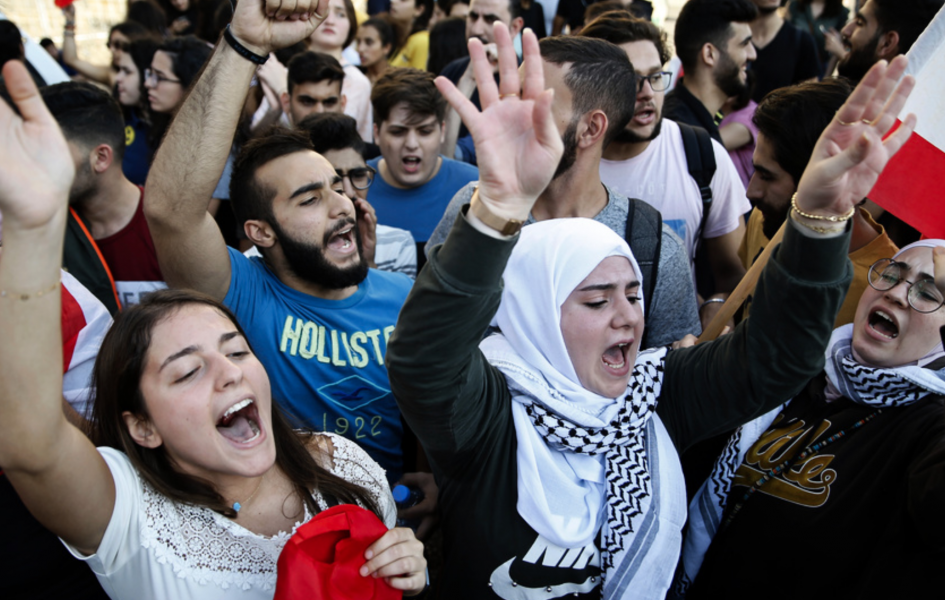 Universitetsstudenter i Beirut demonstrerar på tisdagen.