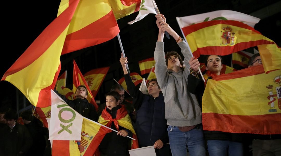 Segerrusiga Vox-anhängare i Madrid firar valframgången.