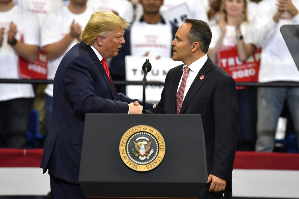 Donald Trump skakar hand med Kentuckys avgående guvernör, republikanen Matt Bevin, under ett massmöte kvällen innan Bevin förlorade valet i delstaten.