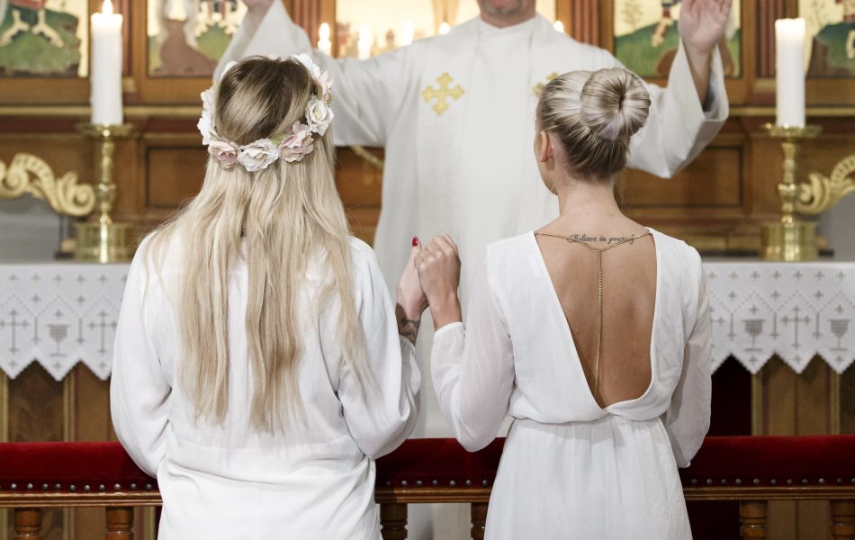 I Sverige är det möjligt att ingå samkönat borgerligt äktenskap sedan den av riksdagen beslutade könsneutrala äktenskapslagstiftningen trädde i kraft 1 maj 2009.
