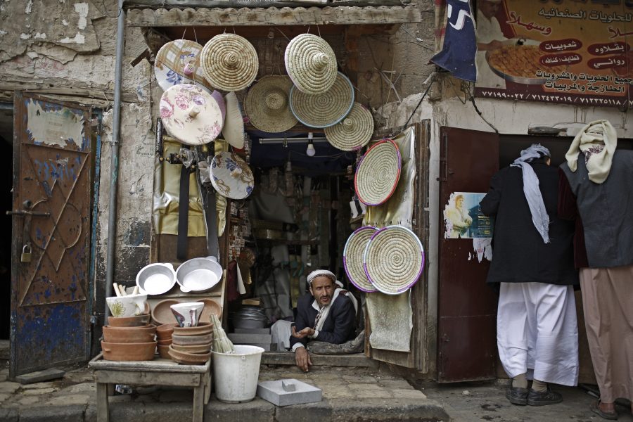 En säljare i krigsdrabbade Jemen väntar på kunder i staden Sanaa.