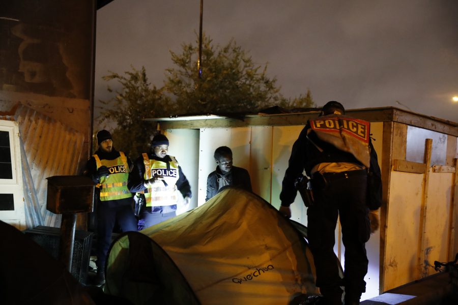 Fransk polis utrymmer ett tältläger för migranter i Paris.