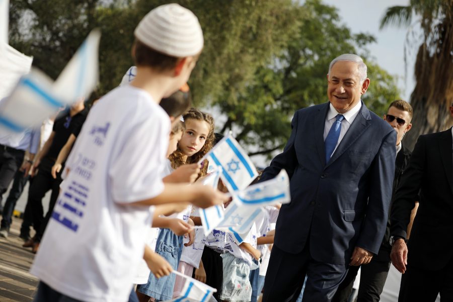 Israels premiärminister Benjamin Netanyahu bevistar öppnandet av en skola i bosättningen Elkana på Västbanken den 1 september.