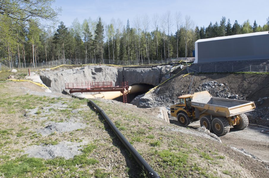  En nedfart till vägprojektet förbifart Stockholm grävs fram på Lovön utanför Stockholm.
