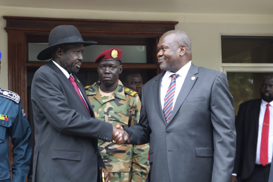 Sydsudans president Salva Kiir och rebelledaren Riek Machar vid ett möte i slutet av oktober.