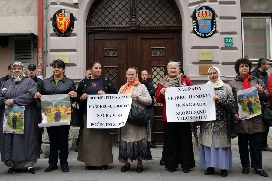 Bosniska kvinnor, vars manliga familjemedlemmar mördades i Srebrenicamassakern 1995, protesterar utanför den svenska ambassaden i Sarajevo.
