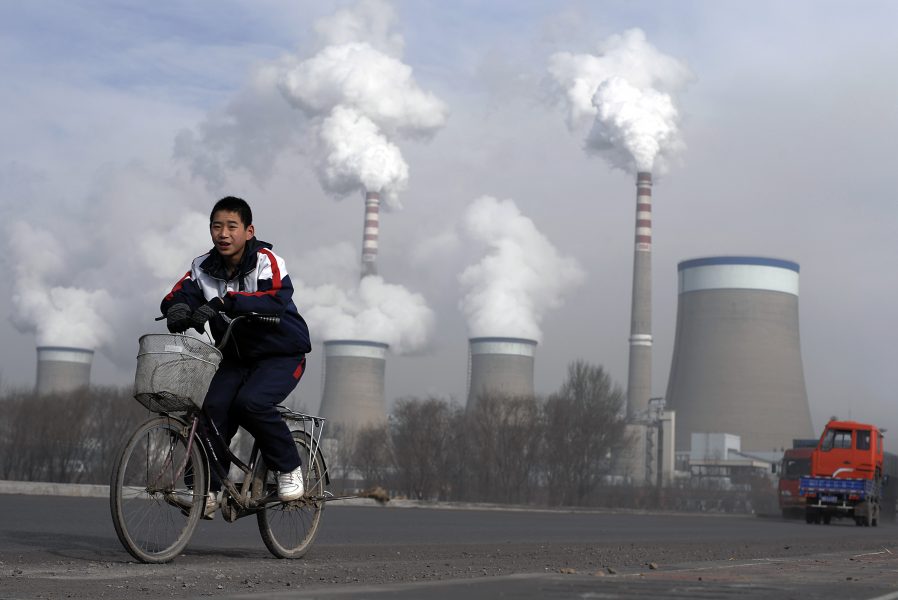 Fossila bränslen måste skrivas in i bindande globala klimatavtal, anser författare till en ny FN-rapport om den fossila bränsleindustrins klimatpåverkan.