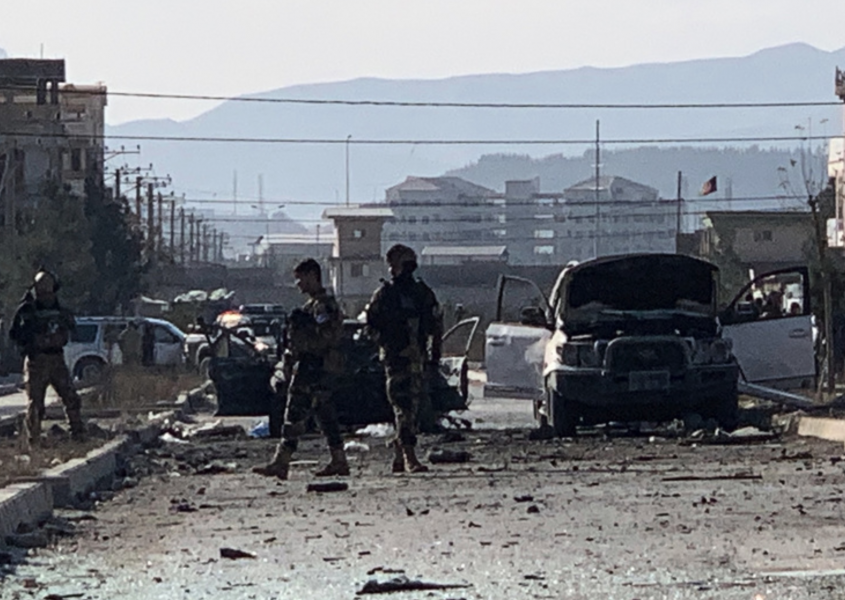 Afghanska säkerhetsstyrkor vid platsen för bombdådet.