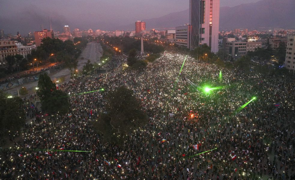Regeringskritiska protester i Chile har samlat miljoner människor.