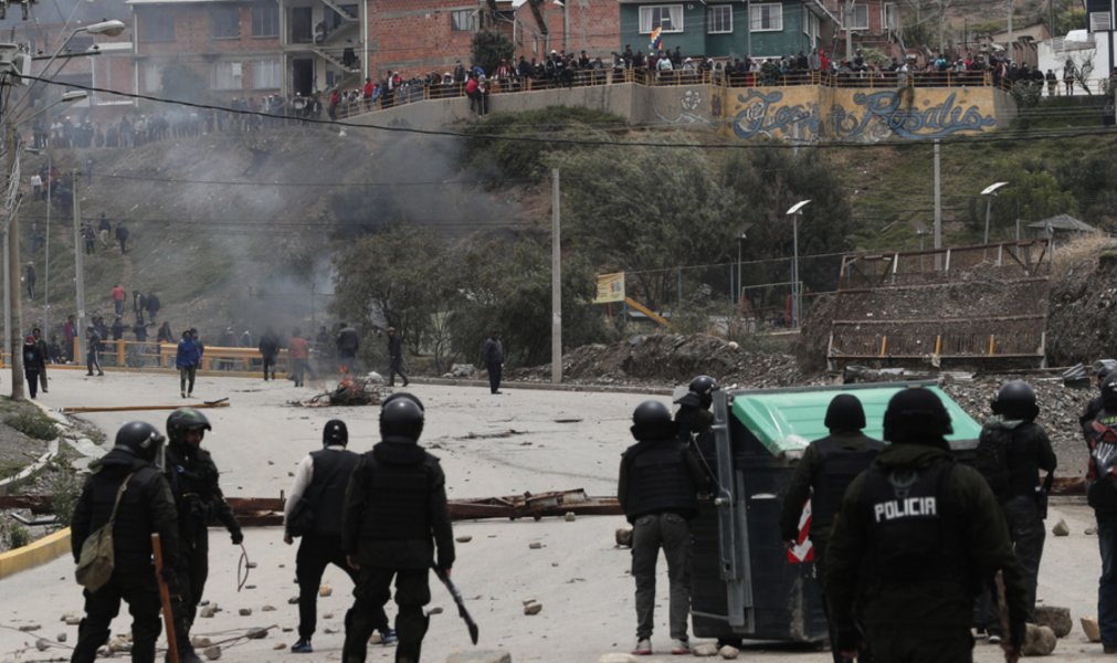 Polis ställs mot demonstranter i södra La Paz på måndagen.