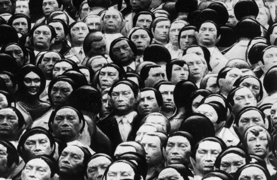 I filmen The games från 1969 simulerades folkmassor med hjälp av pappfigurer med foton av människor.