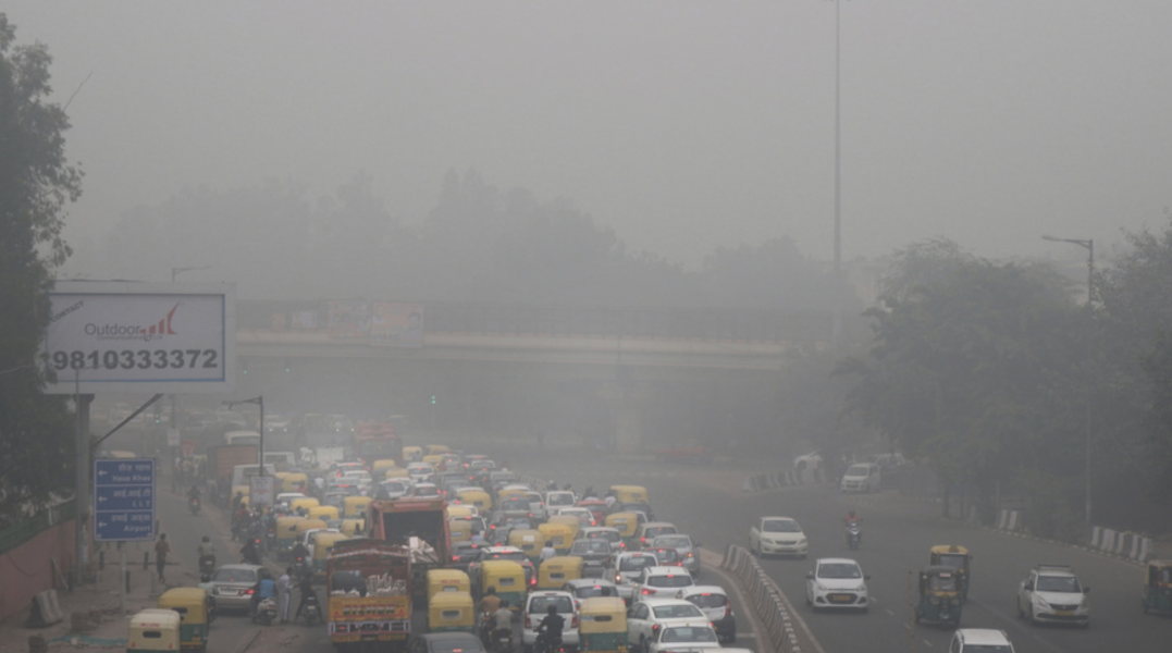 Bilar i ett smoghärjat Delhi i söndags.