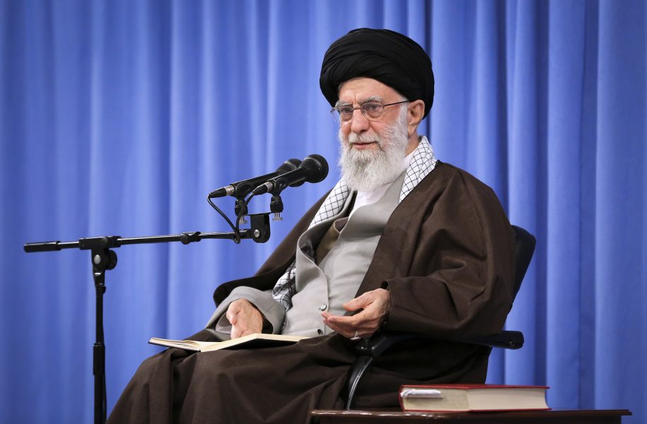 Irans högste ledare ayatolla Ali Khamenei ställer sig bakom höjningen av energipriser såsom bensin, och makten i landet står enad i sin hållning mot demonstrationer som brutit ut.
