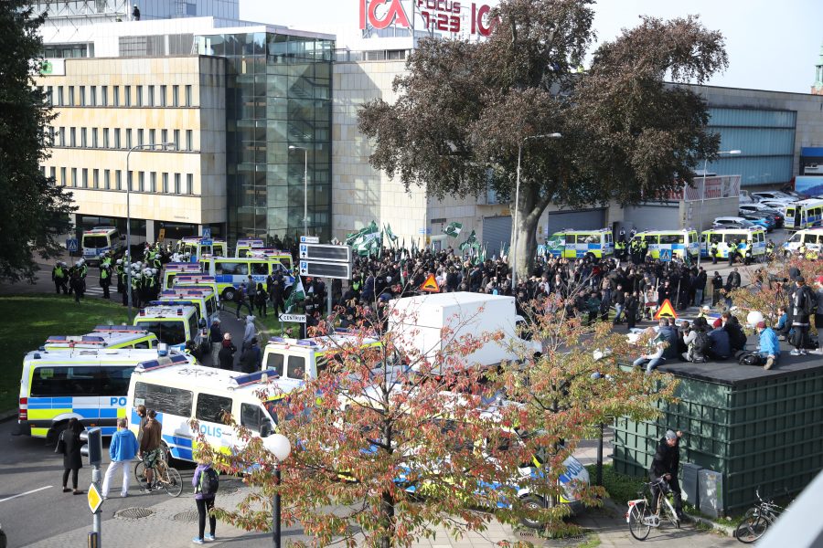 Nordiska motståndsrörelsens (NMR) demonstranter omringade av polisen i centrala Göteborg i september 2017.