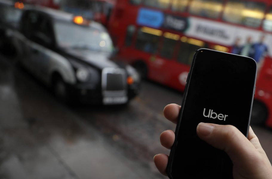 Den lokala transportmyndigheten Transport for London beslutar att dra in Ubers licens för att köra i den brittiska huvudstaden.