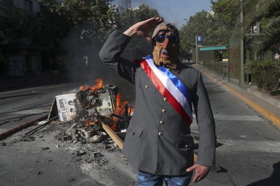 Demonstrant utklädd till förre diktatorn Augusto Pinochet.