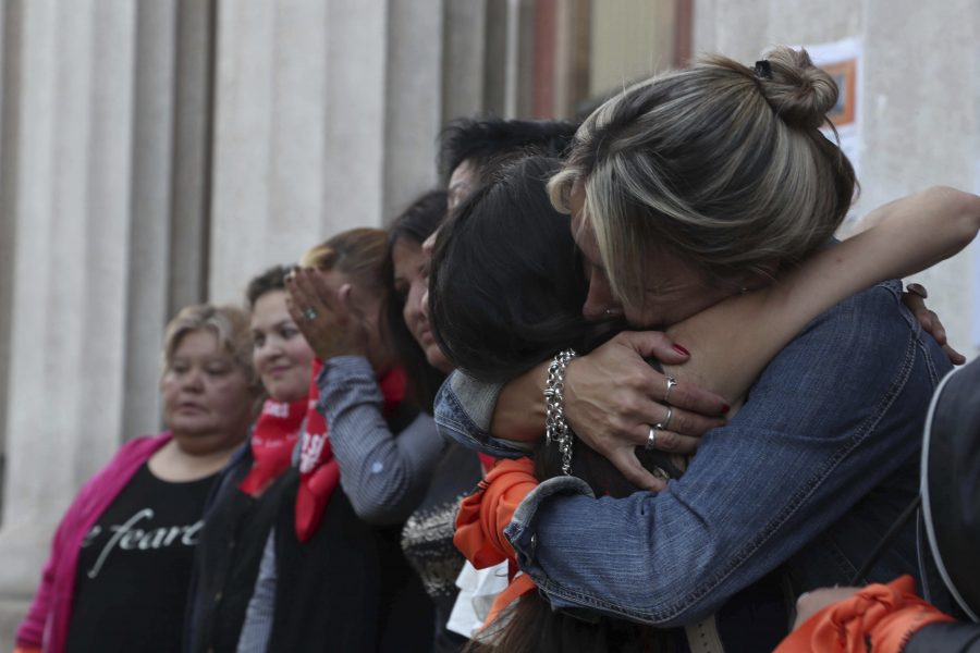 Mödrar till de utsatta barnen utanför domstolen i Mendoza.