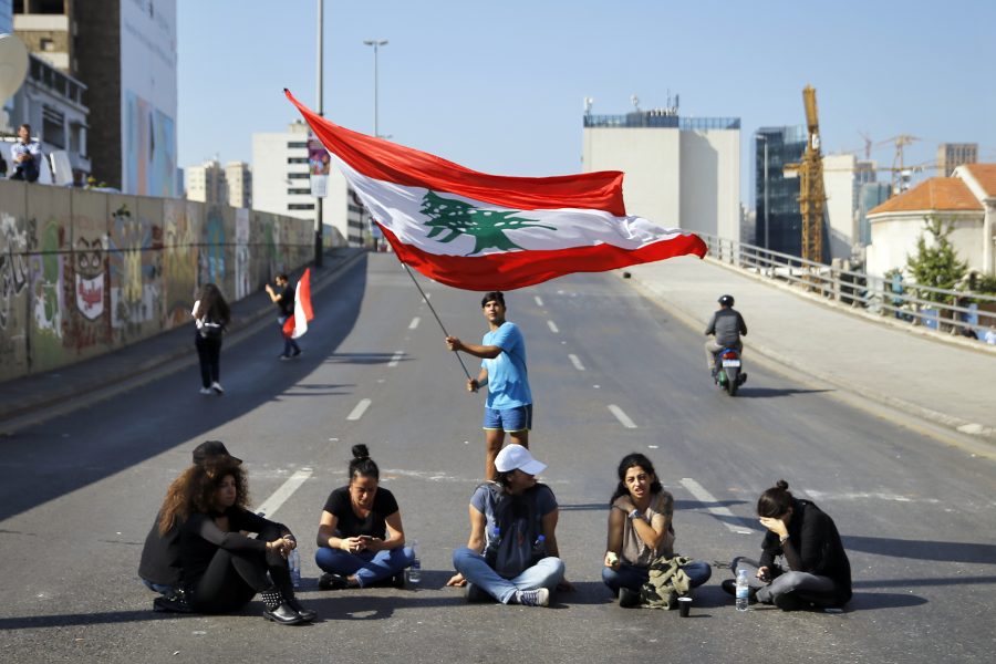 Vägblockad i Beirut på måndagen.