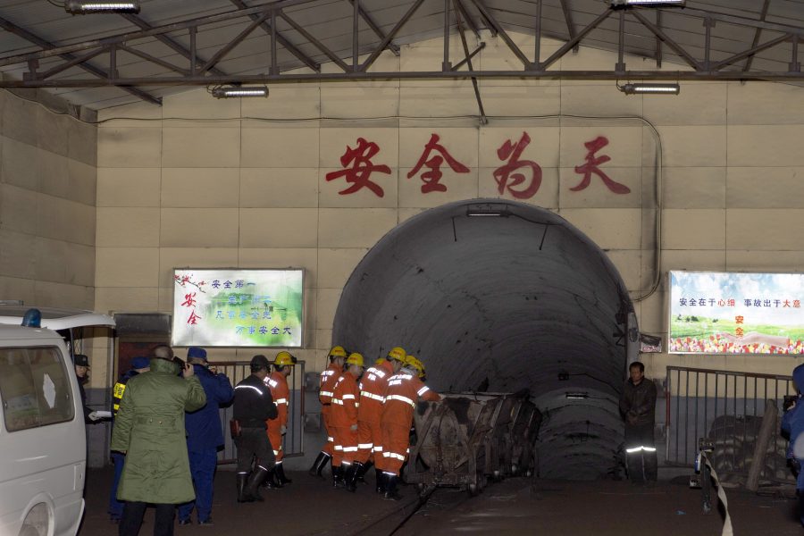 Räddningstjänst anländer till den drabbade gruvan i Shanxi-provinsen.