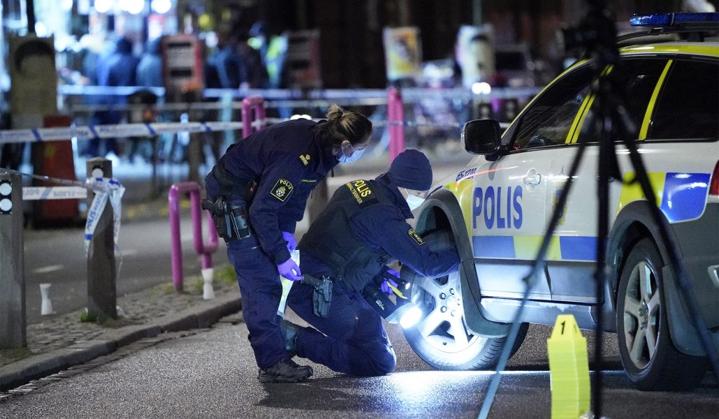 Två ungdomar har blivit skjutna i Malmö och kriminalteknikerna håller på att säkra spår.