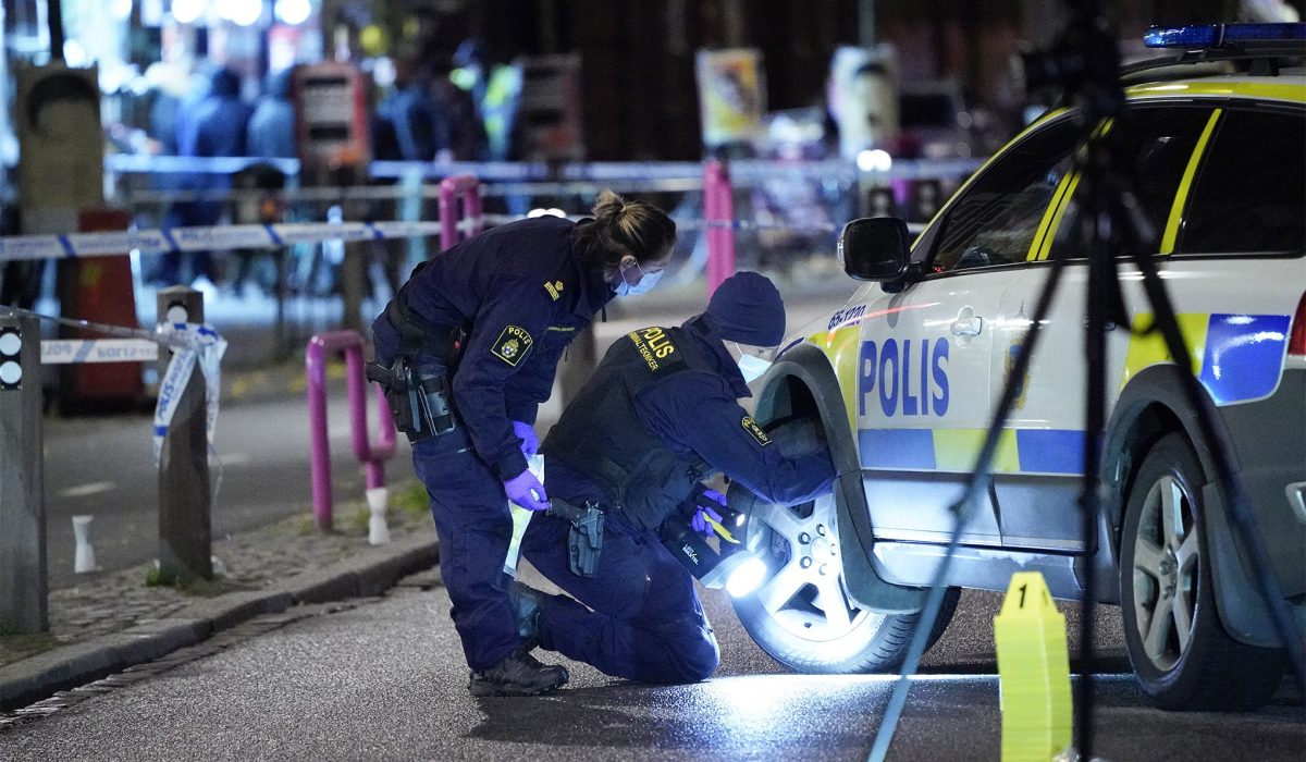 Två ungdomar har blivit skjutna i Malmö och kriminalteknikerna håller på att säkra spår.