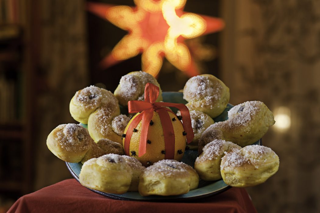 Ulrikas lussekatter är saftiga och fluffiga samt extra goda med lite socker på toppen.