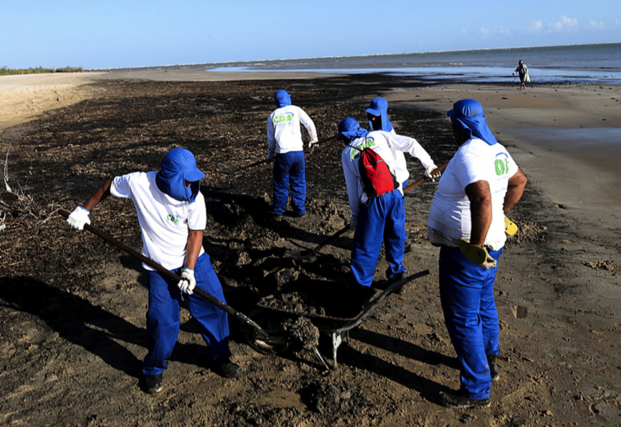 Olja städas bort från stranden Viral i Aracaju i Brasilien, tidigare i oktober.