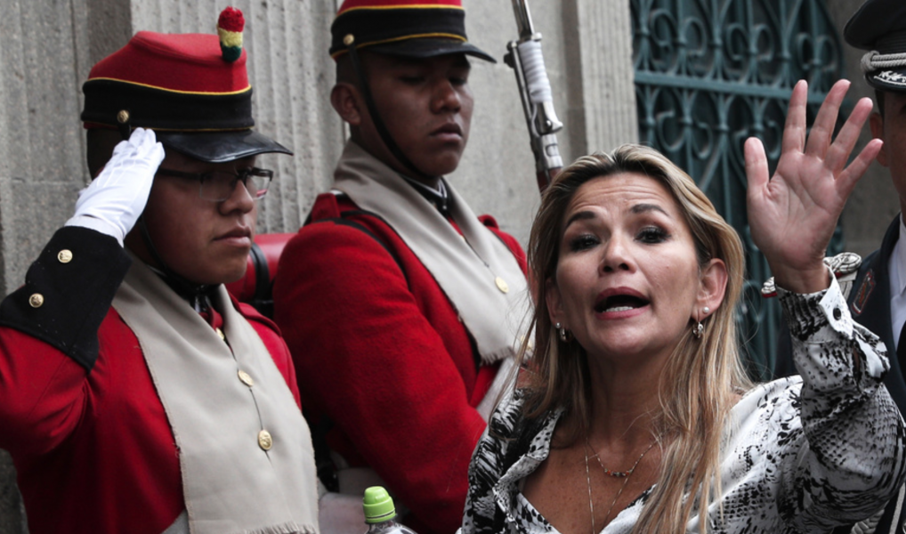 Bolivias interimspresident Jeanine Áñez utanför presidentpalatset i La Paz på onsdagen.