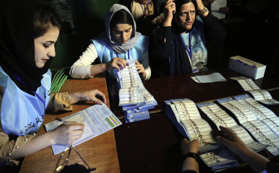 Rösträkning i en vallokal i Kabul den 28 september.