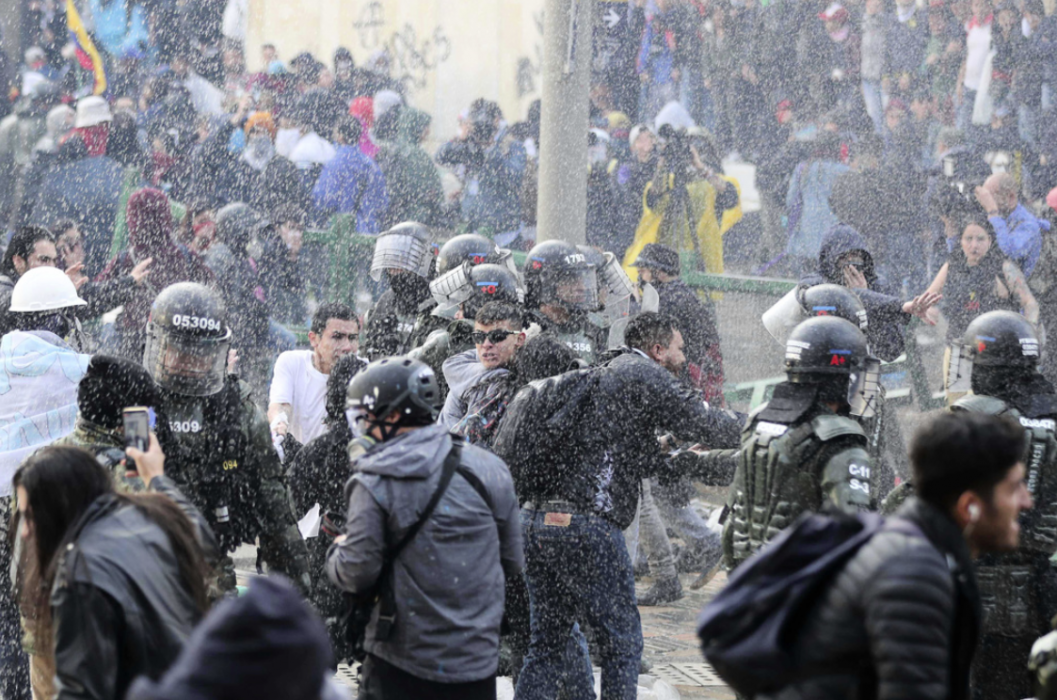 Polisen skingrar demonstranter i centrala Bogotá.