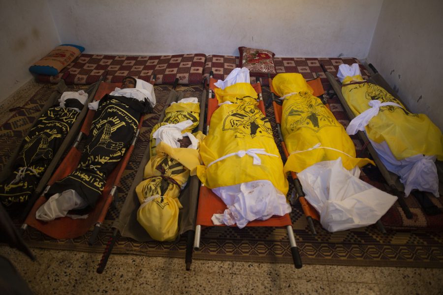 Kropparna av åtta medlemmarna i samma familj som dödades efter att deras hem i södra Gaza bombades.