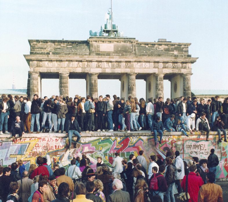 Människor från Öst- och Västberlin på muren vid Brandenburger Tor den 10 november 1989.