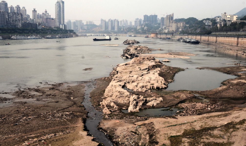 Yangtzefloden vid Qhongqing under en period av torka 2011.
