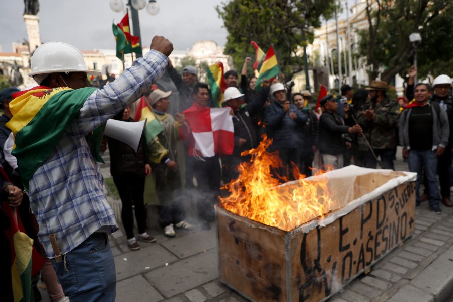 Demonstranter firar efter beskedet om Evo Morales avgång.