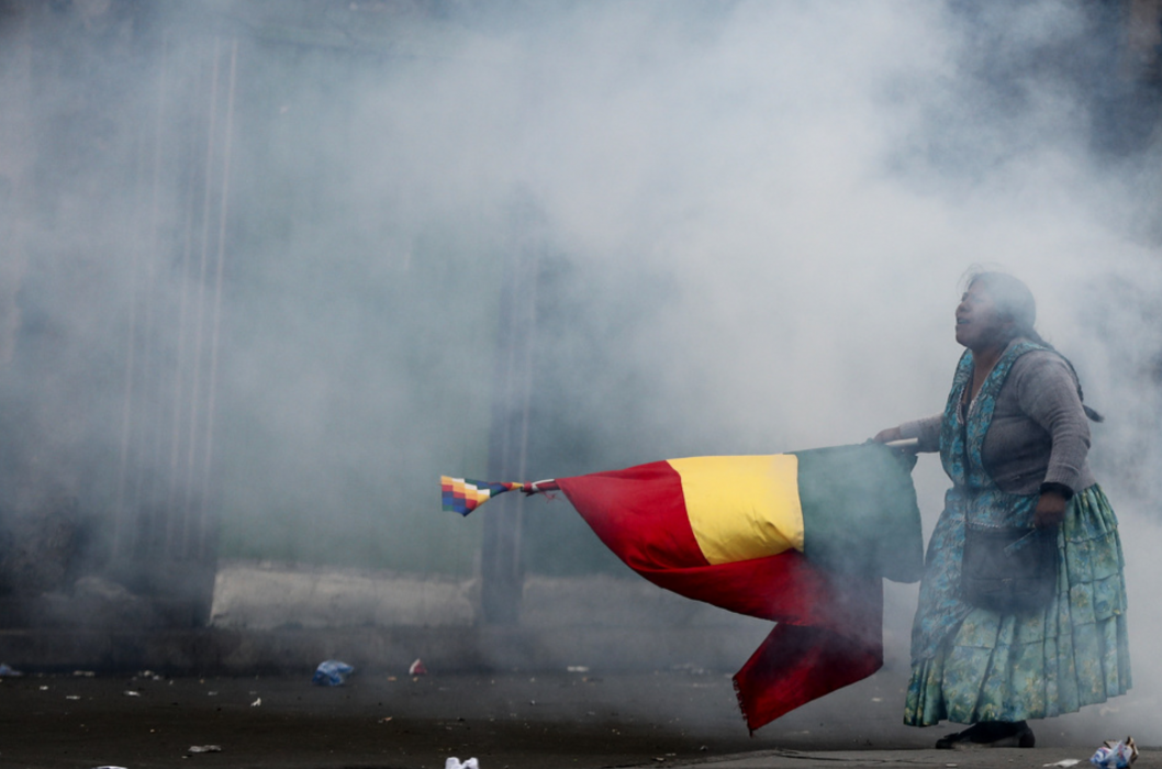 En anhängare till Bolivias avgångne president Evo Morales håller upp en flagga under demonstrationer i La Paz under onsdagen.