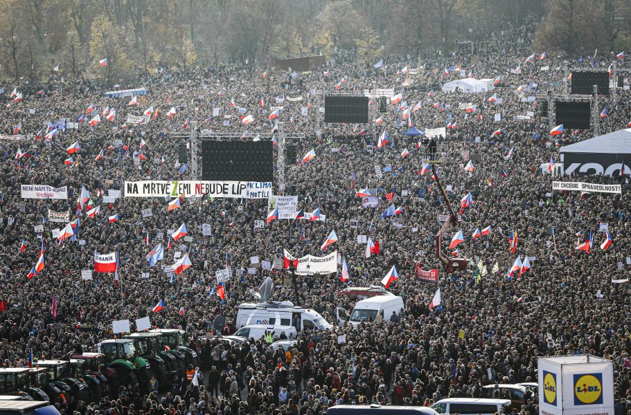 En stor regeringskritisk demonstration hölls i Tjeckiens huvudstad Prag på lördagen.