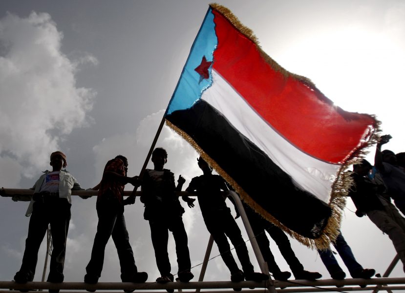 Anhängare till de sydjemenitiska separatisterna håller den flagga som tillhörde den tidigare statsbildningen Sydjemen.