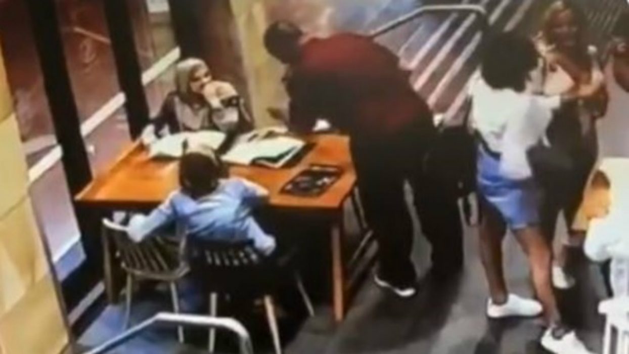 Misshandeln av Rana Elasmar fångades av en övervakningskamera.