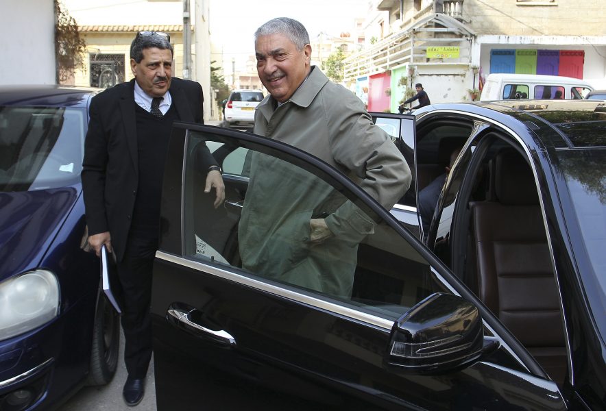 Expremiärministern Ali Benflis, till höger, är en av de fem godkända.