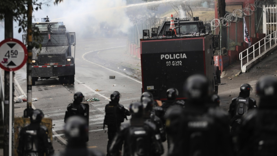 Colombiansk polis möter demonstranter med vattenkanoner under en studentprotest i Bogotá i början av oktober.