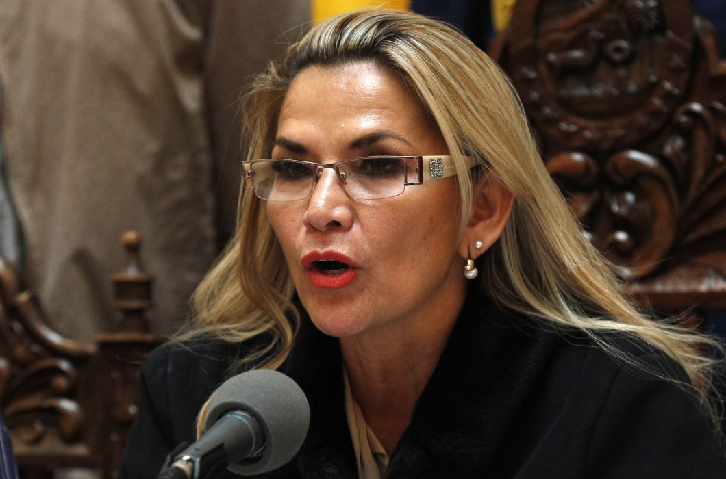 Bolivias interimspresident Jeanine Áñez under en presskonferens på lördagen.