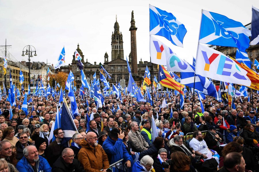 Tusentals människor gick ut på gatorna och demonstrerade för ett oberoende Skottland i Glasgow på lördagen.