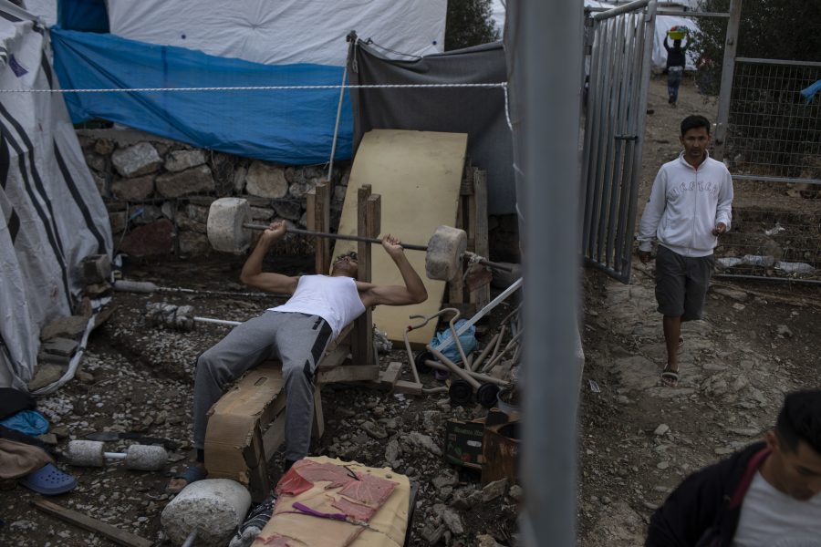 Bland tält och presseningar: en man försöker träna i Moria på Lesbos.