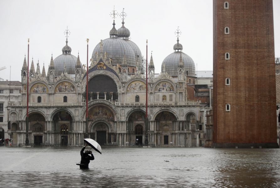 En turist försöker ta sig fram på Markusplatsen i Venedig på tisdagen.