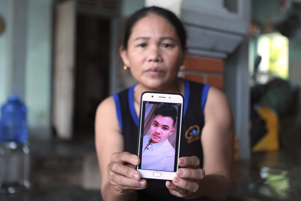 Hoang Thi Ai visar en bild på sin son som befaras vara en av de personer som hittades död i lastbilen utanför London.