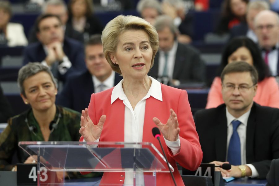 EU:s tillträdande kommissionsordförande Ursula von der Leyen talar i EU-parlamentet.