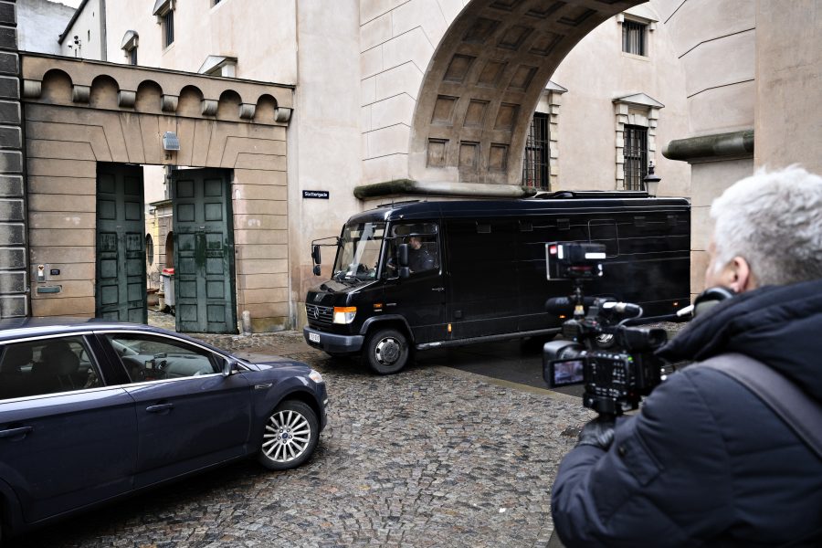Polisfordon utanför domstolen i torsdags där häktningsförhandlingarna i Köpenhamn hölls.